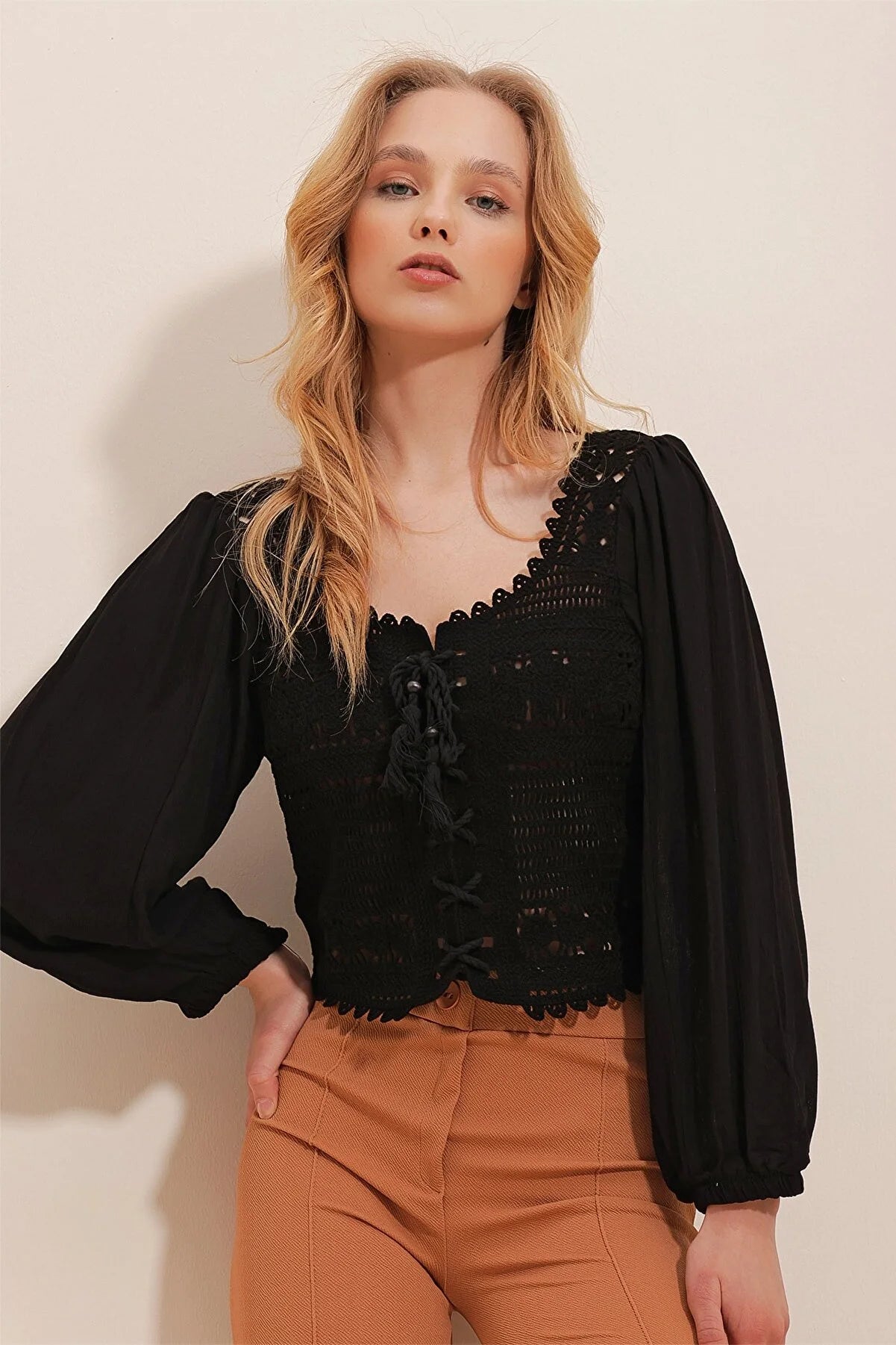 Trend Alaçatı Style Women's Black Square Neck Tie Front Crochet Woven Crop Blouse Versatile Layering Blouse